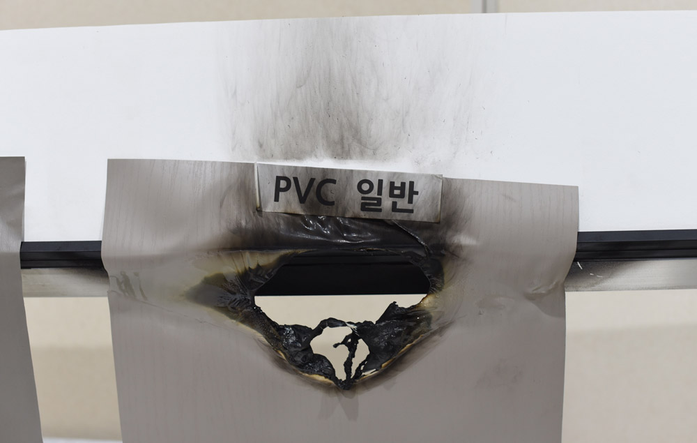 Gewöhnliche PVC-Folie nach demselben Brennertest — durchgeschmolzen (marktübliches PVC, nicht unser Produkt).