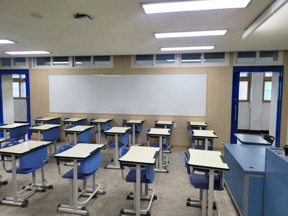 学校走廊使用准不燃装饰膜完成饰面